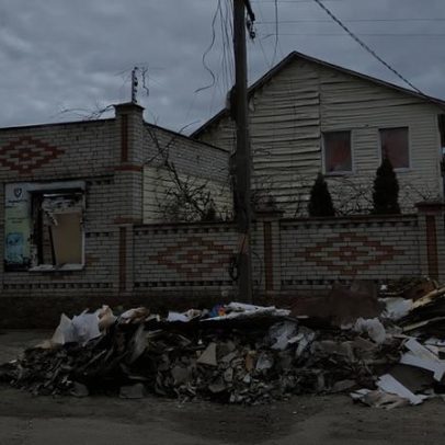 Rússia bombardeia Kiev na véspera de reunião entre Trump e Zelensky