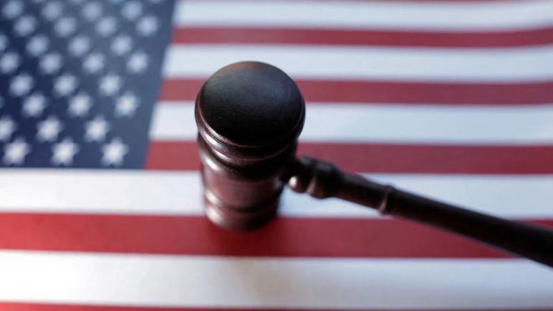 Juiz concede ordem que impede EUA de deter ativista anti-desinformação