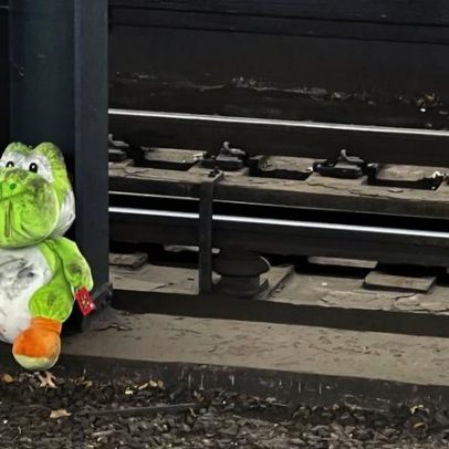 Boneco do Yoshi fica semanas sobre trilhos do metrô em NYC