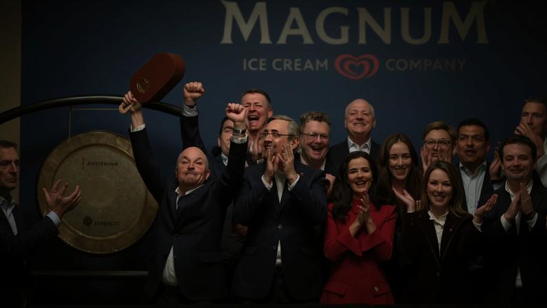 Magnum Ice Cream estreia na bolsa e testa apetite de investidor por ações de consumo | Peter ter Kulve, CEO da Magnum Ice Cream Company (à esq.), ergue uma réplica de sorvete na cerimônia de estreia na Euronext Amsterdam nesta segunda (8) (Foto: Wiktor Dabkowski/Bloomberg)