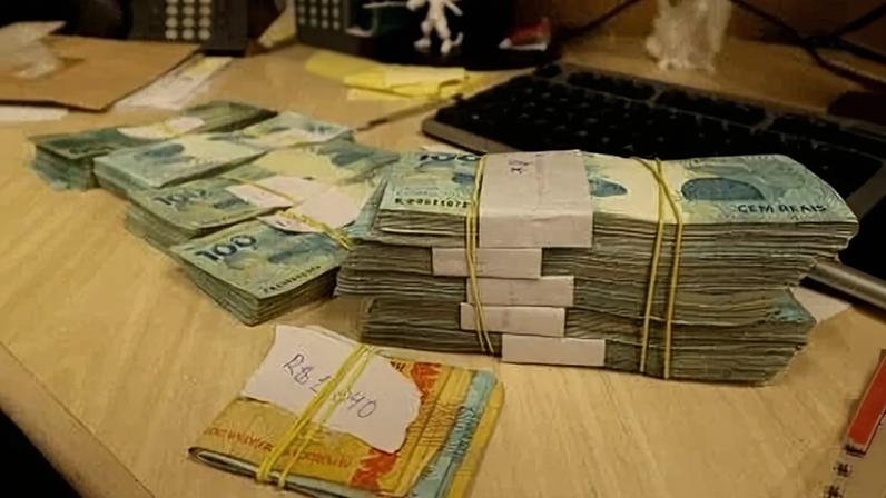 PF encontra 3 celulares e R$ 90 mil em dinheiro em carro de Rodrigo Bacellar