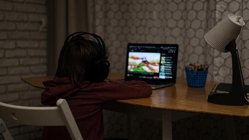 Interface de jogos on-line pode parecer acolhedora, mas processos recentes contra o Roblox revelam riscos ocultos para crianças e desafios para as famílias - Foto: Freepik