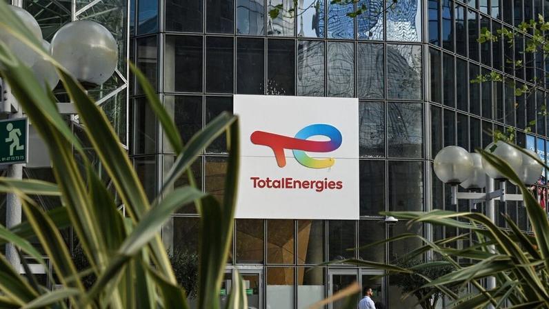 TotalEnergies: grupo francês de energia decidiu no início deste ano reduzir investimentos para se adaptar a preços mais baixos. (Foto: Benjamin Girette/Bloomberg)