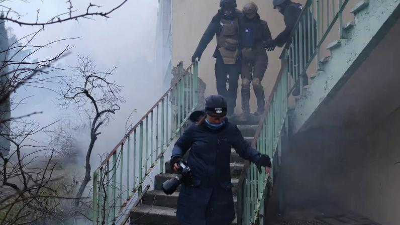 Ucrânia treina civis e jornalistas para sobreviver sob drones