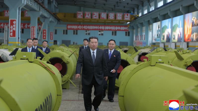 Kim Jong Un supervisiona exercício de lançamentos de mísseis de cruzeiro