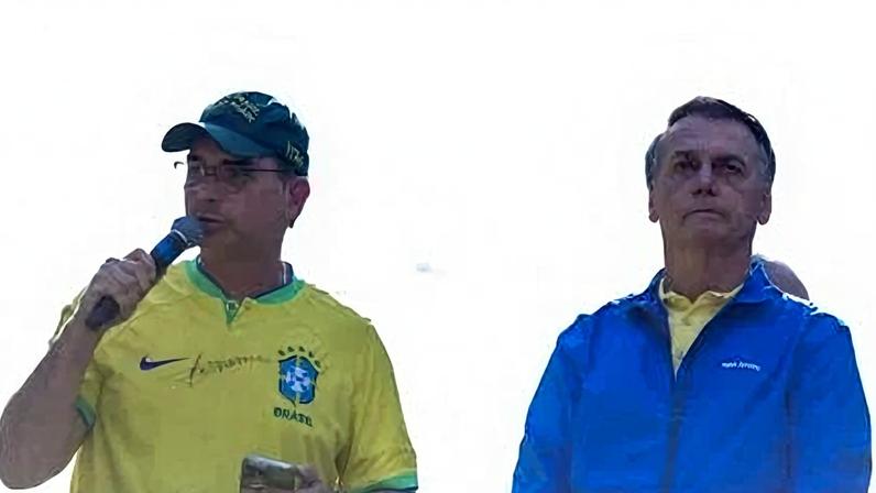 Flávio e Jair Bolsonaro em ato em São Paulo, em 29 de junho de 2025. Foto: Miguel Schincariol/AFP