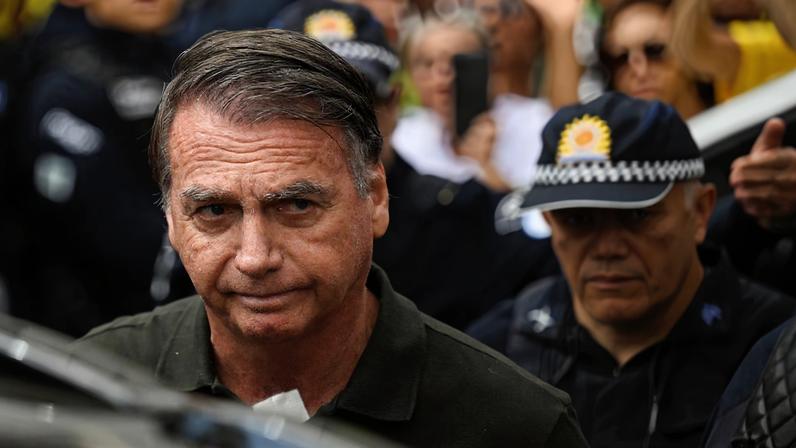 Ex-presidente Bolsonaro faz cirurgia para tratar soluços, diz a esposa