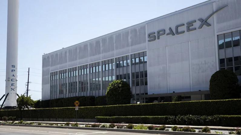 SpaceX busca levantar US$ 30 bilhões em maior IPO da história em 2026, dizem fontes | Caminho mais rápido da empresa para listagem é alimentado pela força de seu serviço de internet via satélite Starlink (Alisha Jucevic)