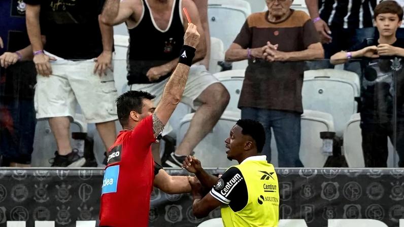 Árbitro aplica vermelho a Jeffinho, do Botafogo, na Neo Química Arena (Foto: Joisel Amaral / Agif / Gazeta Press)