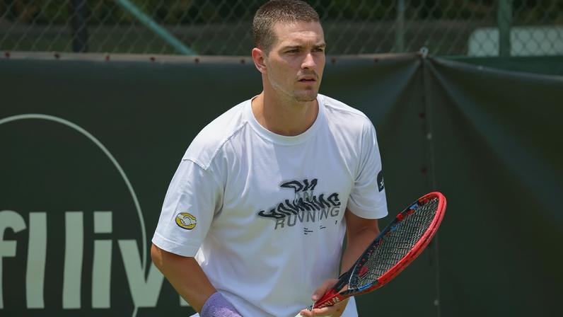 João Fonseca de cabelo raspado na Yes Tennis (Foto: Divulgação / Mercado Livre)