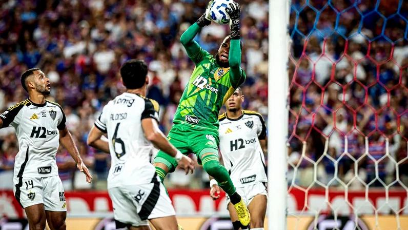 Jogadores do Atlético em partida contra o Fortaleza pelo Brasileirão (foto: Wendeson Cruz / GazetaPress)