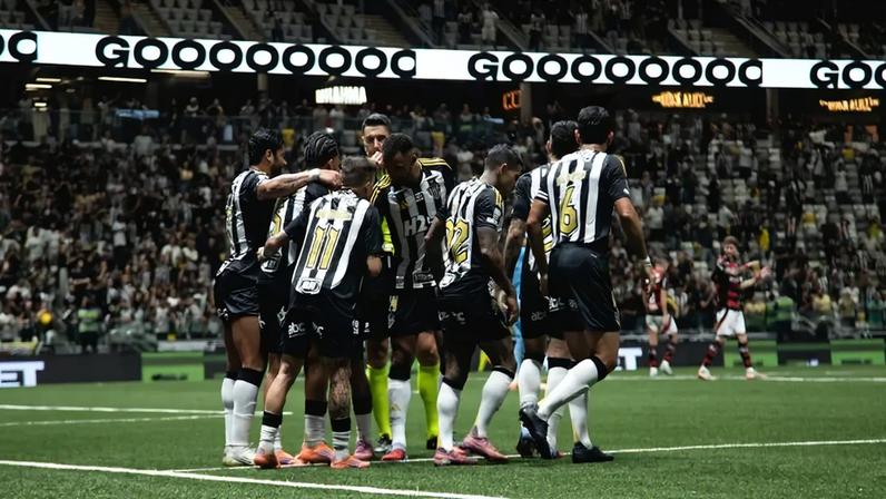 Jogadores do Atlético em partida na Arena MRV (Foto: Pedro Souza / Atlético)