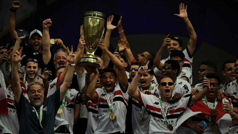 Jogadores do São Paulo ergueram a taça de campeões da Copinha 2025 (Foto: Marcello Zambrana/AGIF)