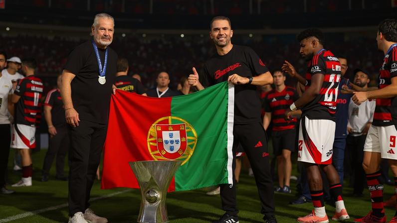 José Boto e Alfredo Almeida seguram bandeira de Portugal enquanto comemoram título brasileiro (Foto: Adriann Fontes / Flamengo)