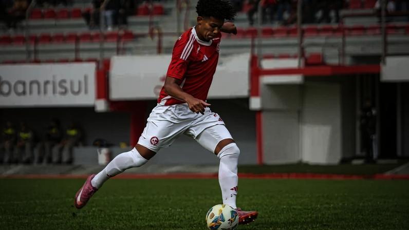 João Kempes, guri do sub-17 do Internacional (Foto: Nathan Bizotto/SC Internacional)