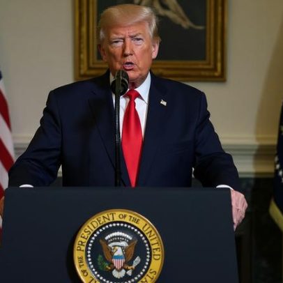 Trump exagera conquistas do primeiro ano em discurso e culpa Biden pela economia
