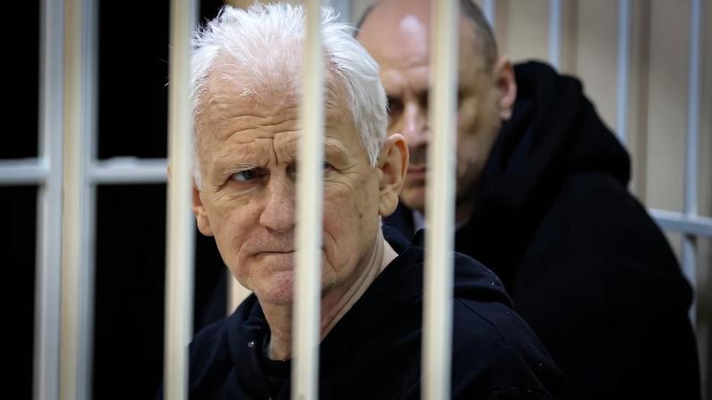 Bielorrússia libera 123 presos políticos, incluindo Ales Bialiatski