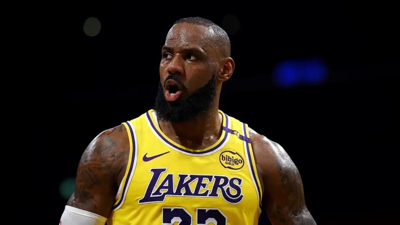 LeBron James em ação pelo Los Angeles Lakers (Foto: Jessie Alcheh / NBAE via Getty Images / AFP)