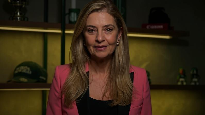 Leila Pereira, presidente do Palmeiras, consola Vitor Roque após perder título da Libertadores para o Flamengo (Foto: Ernesto Benavides / AFP)