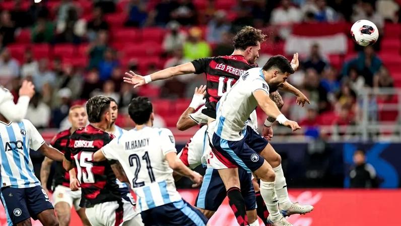 Léo Pereira faz o gol do Flamengo sobre o Pyramids na semifinal da Copa Intercontinental (Foto: Gilvan de Souza/Flamengo)