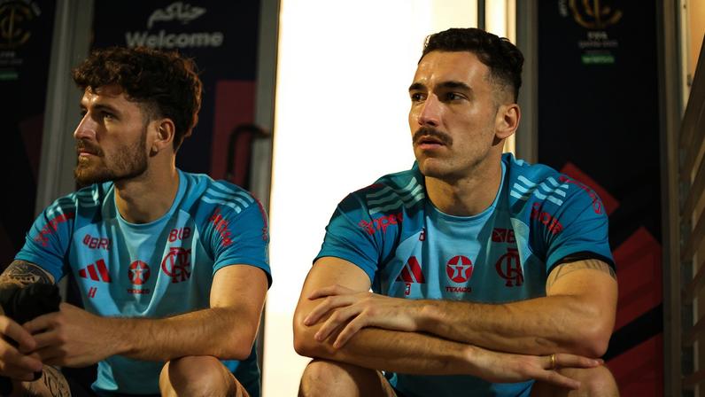 Danilo é abraçado por Léo Ortiz e mais companheiros em comemoração do título da Libertadores (Foto: Crizam Fransã / Photo Premium / Gazeta Press)