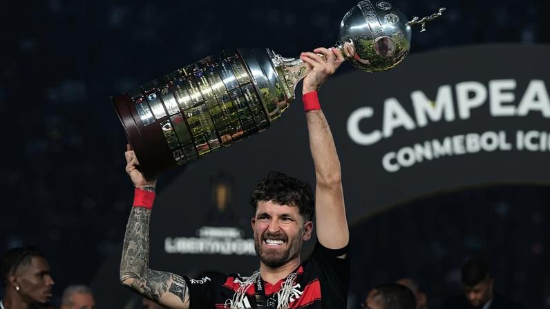 Léo Pereira ergue taça da Libertadores - Flamengo campeão da edição 2025