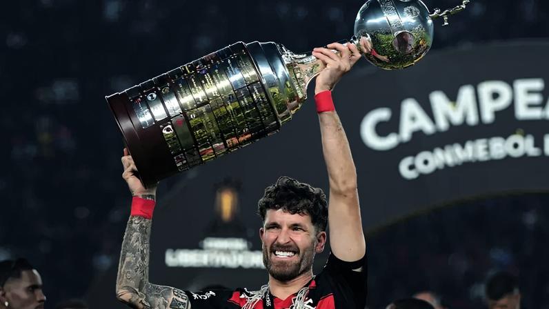 Léo Pereira com o troféu do Brasileirão conquistado pelo Flamengo (Foto: Adriano Fontes / Flamengo)