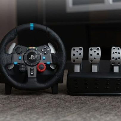Logitech liquida volantes e pedais de corrida para PS/PC com menor preço