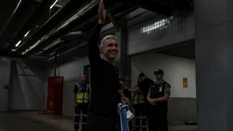 Luís Castro chegou em Porto Alegre no domingo (21). Foto: Pedro Tesch/Grêmio FBPA