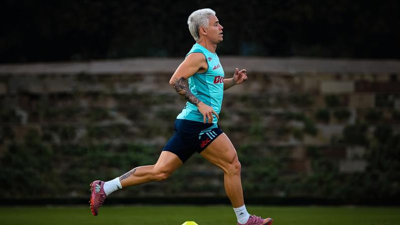 Luiz Araújo durante treino do Flamengo em meio à disputa da Copa Intercontinental (Foto: Adriano Fontes/Flamengo)