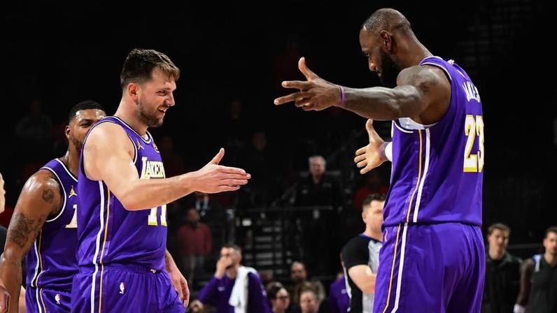 Luka Doncic cumprimenta LeBron James, durante o jogo entre Los Angeles Lakers e Utah Jazz, pela NBA (Foto: Adam Pantozzi/AFP)