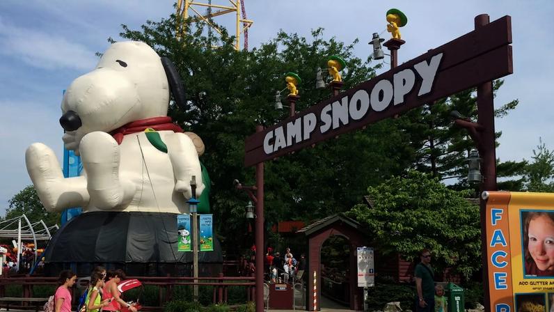 Snoopy inflável na entrada do Camp Snoopy, no Cedar Point em Ohio, nos EUA.