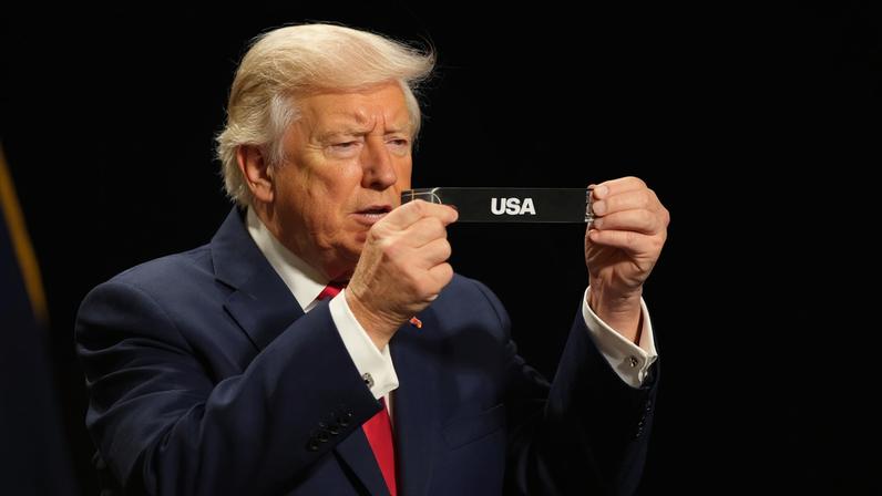 El presidente Donald Trump sortea a Estados Unidos durante el sorteo de la Copa Mundial de la FIFA 2026, en el John F. Kennedy Center for the Performing Arts (Washington), el pasado viernes.