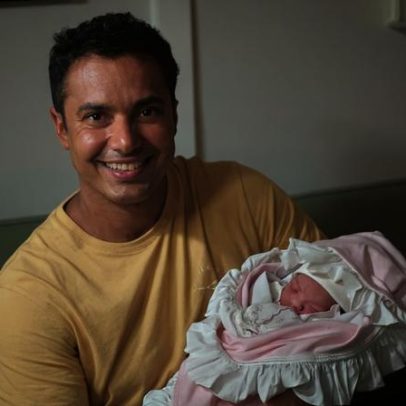 Empresário resgatado do mar celebra nascimento da filha Maitê