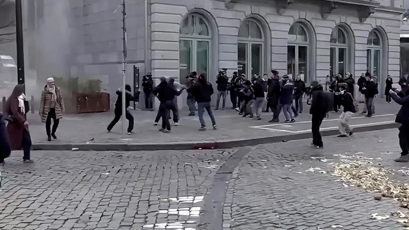 Manifestantes contra acordo Mercosul atacam polícia com bombas em Bruxelas