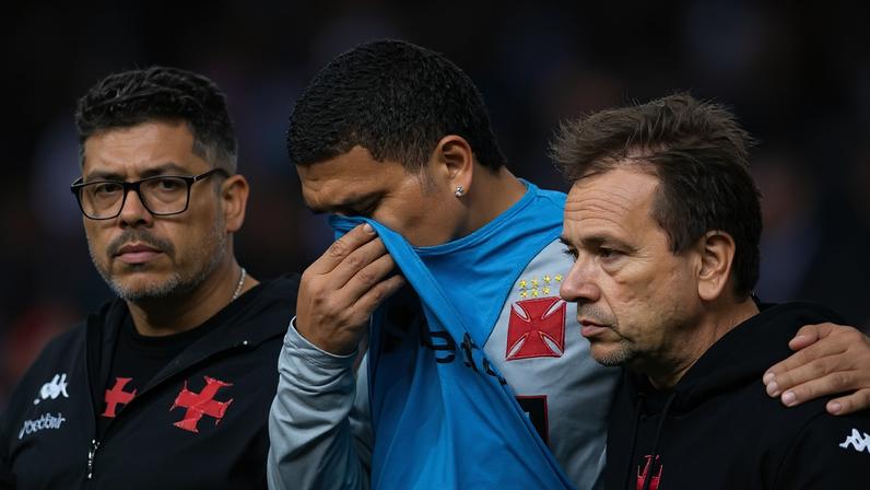 Mateus Carvalho sai chorando ao sentir no aquecimento de Corinthians x Vasco (Foto: Jhony Inácio / Agência Enquadrar)