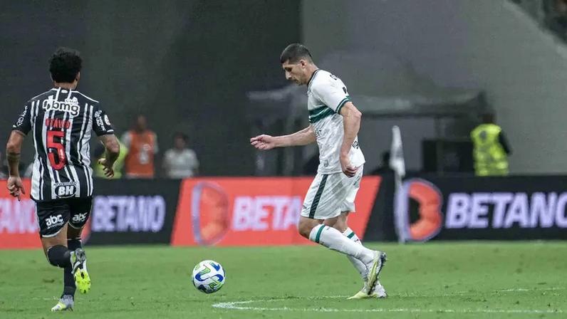 Matheus Bianqui em disputa de Atlético-MG x Coritiba, pelo Brasileirão 2023. Foto: Jhony Inacio/Agencia Enquadrar/Gazeta Press