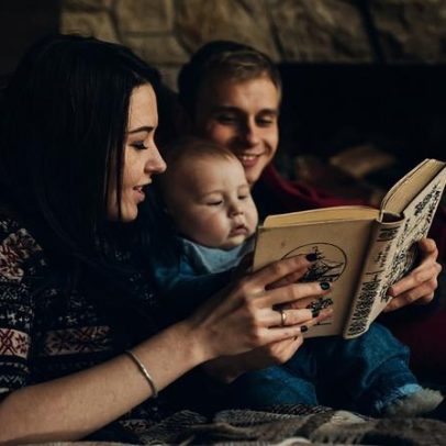 Ler com os filhos fortalece vínculos, emoções e espiritualidade infantil