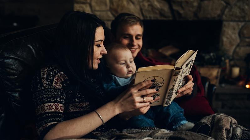 Momentos de leitura em família criam memórias afetivas e espirituais que acompanham a criança por toda a vida - Foto: Freepik