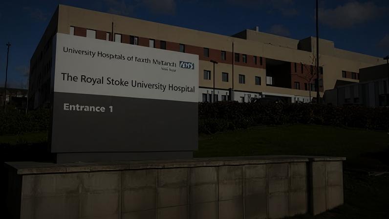Médico acusado de agressão sexual a mais de 30 pacientes é indiciado na Inglaterra