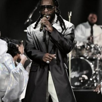 Burna Boy apresenta músicas 'Love' e 'Update' no The Tonight Show