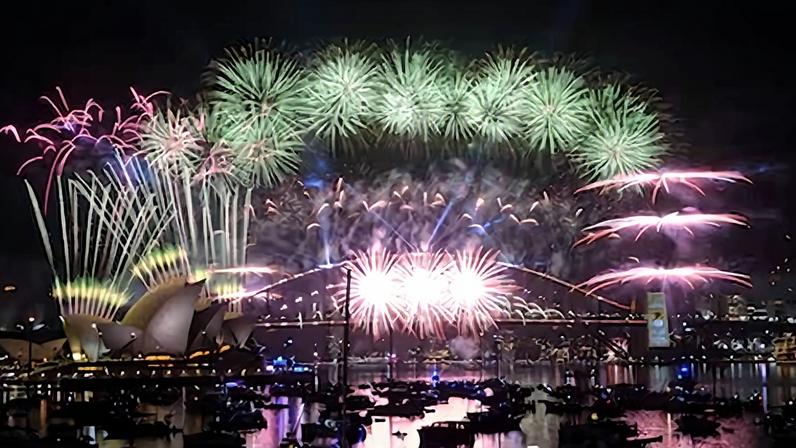 El cielo de Adelaida (Australia) se llena de fuegos artificiales durante las celebraciones de Nochevieja.
