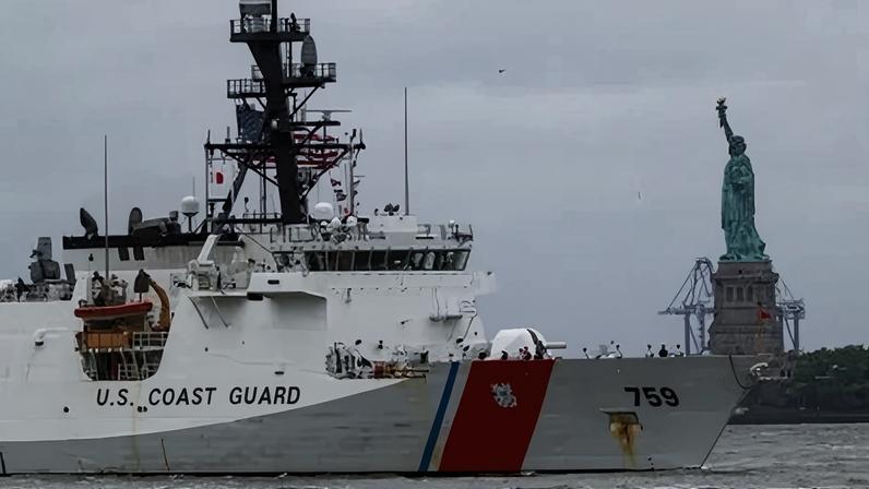 Navio da Guarda Costeira dos EUA passa pela Estátua da Liberdade