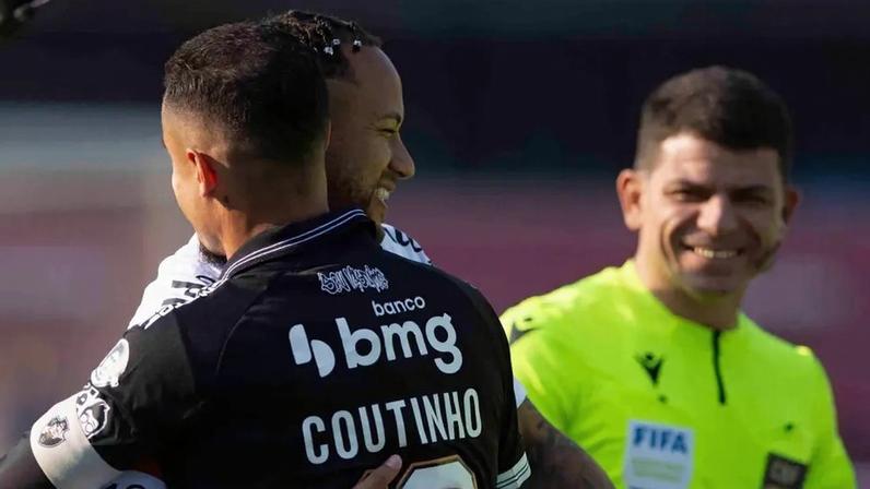 Neymar, do Santos, e Coutinho, do Vasco, se abraçam; Peixe pode precisar secar Cruz-Maltino na Copa do Brasil (Foto: Jefferson Aguiar / Pera Photo Press)