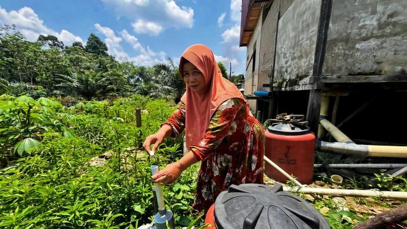 Comunidade de Borneo no rio mais longo da Indonésia atinge marco de saúde