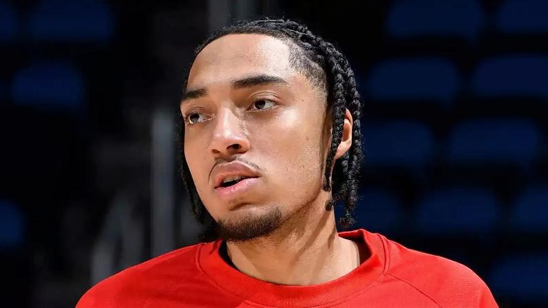 Novato do Bulls Noa Essengue está fora da temporada