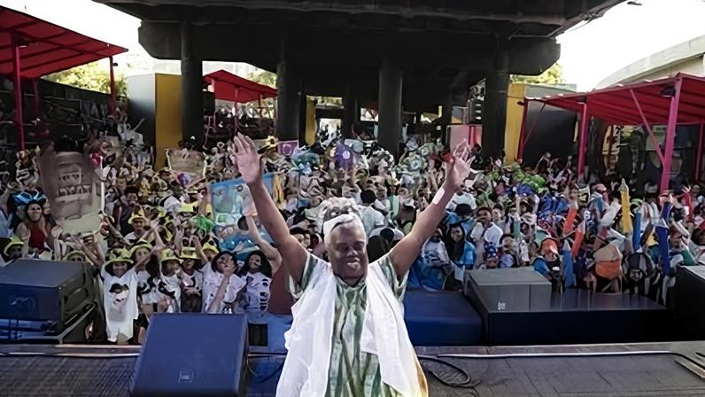 Escrevivência. Na edição deste ano, a homenageada foi Conceição Evaristo. Jessé Andarilho e Geovani Martins (à dir.) são dois dos autores fomentados pela festa literária – Imagem: Hildemar Terceiro/FLUP RJ e Redes Sociais