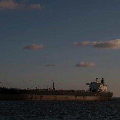 Petroleiro perseguido pelos EUA no Caribe pinta bandeira russa para fuga