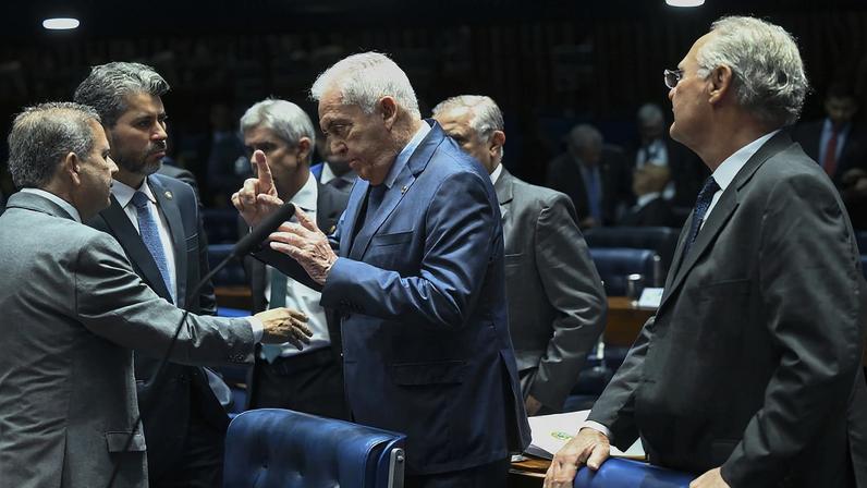 Presidente da CCJ do Senado, Otto Alencar (PSD-BA), de dedo em riste, quer mais tempo para discutir dosimetria; Renan Calheiros (MDB-AL), à direita, quer retirar redução de penas para Jair Bolsonaro (Foto: Carlos Moura/Agência Senado)