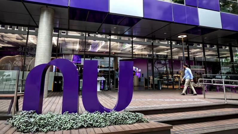 Nubank vai buscar licença bancária no Brasil: ‘marca não muda’, diz CEO no país | Sede do Nubank em São Paulo: empresa manterá identidade visual e marca inalteradas ao incluir a licença de instituição bancária no conglomerado (Bloomberg/Jonne Roriz)